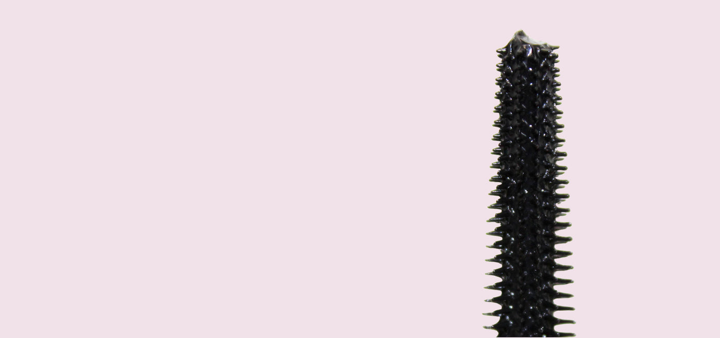 Le Mascara Tubing forme des tubes flexibles autour de chaque cil