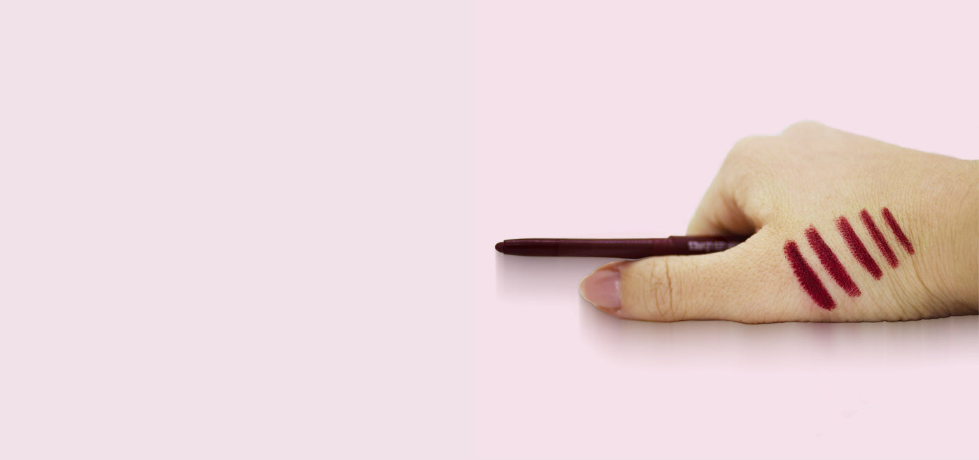 Le Crayon Contour définit et agrandit visuellement les lèvres