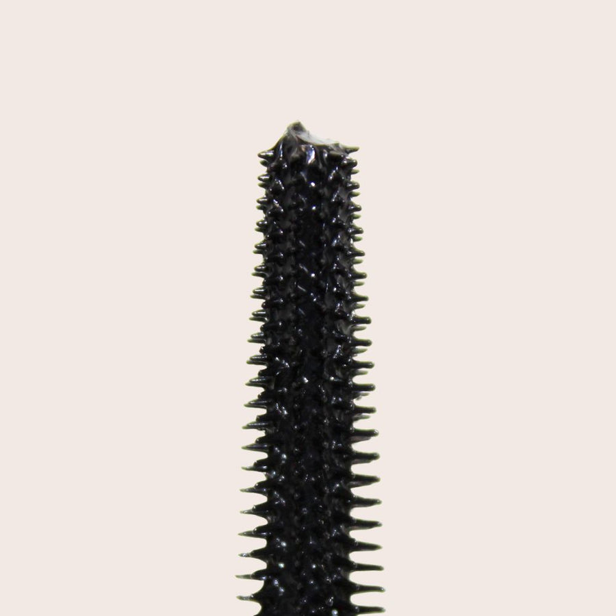 Le Mascara Tubing forme des tubes flexibles autour de chaque cil